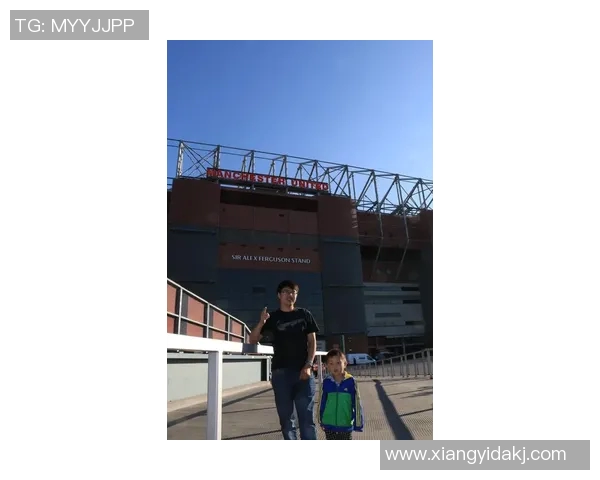 因足球迷愤怒砸毁雕像的球星背后的故事与情感冲突