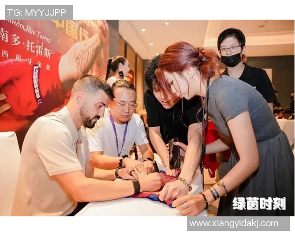 足球球星签名与球迷签名的区别与共同点分析